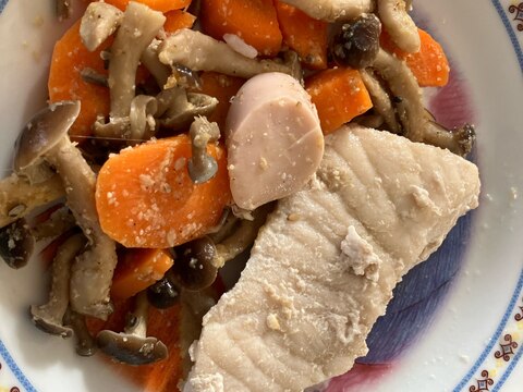人参としめじと魚肉ソーセージとメカジキ